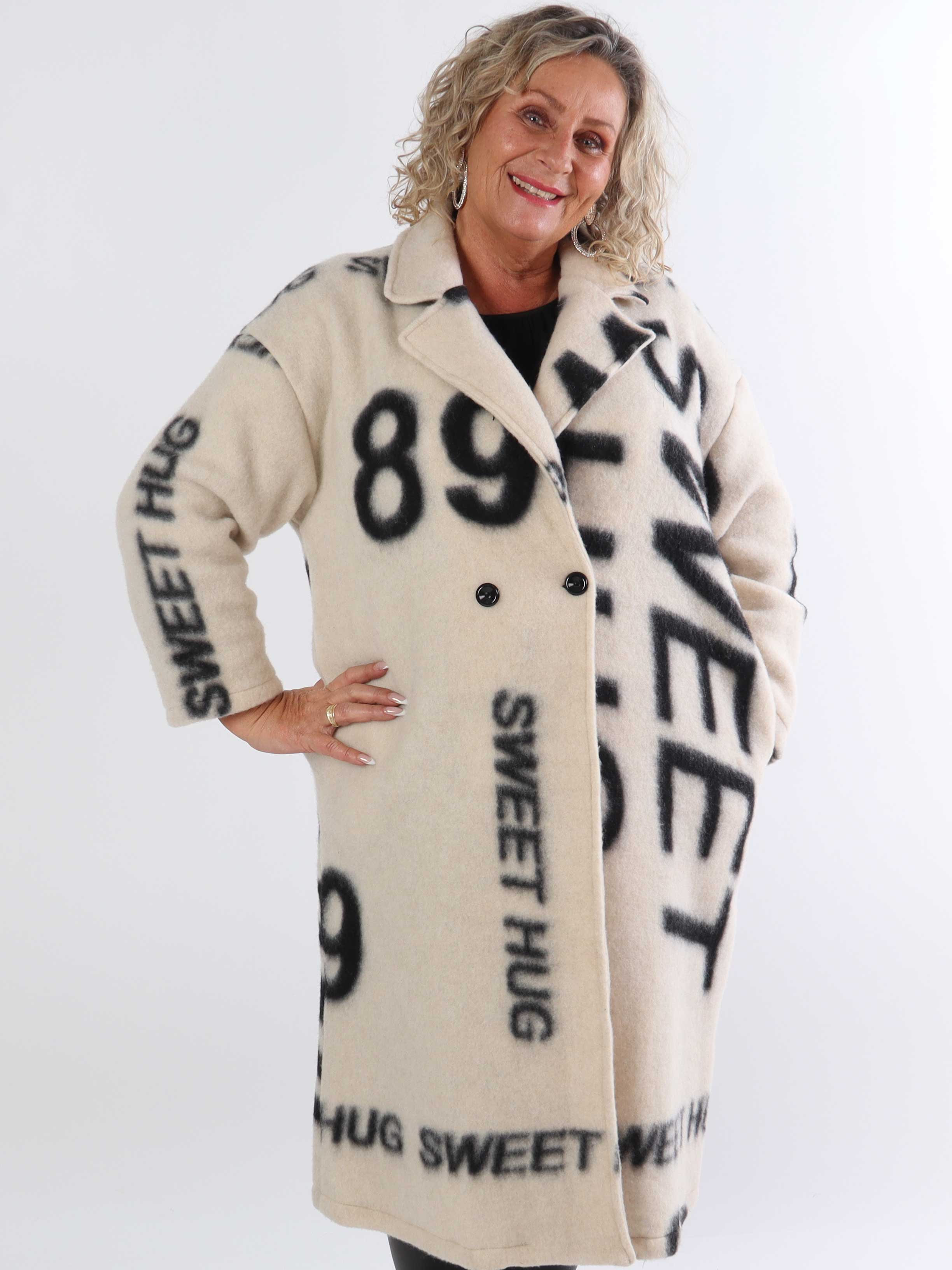 Daniela - Lång plus size kappa med skrift och ull i